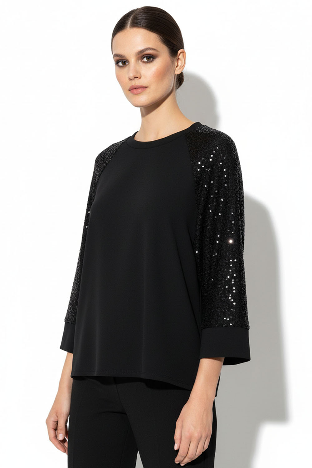 Μπλούζα μαύρη με παγιέτες στα μανίκια