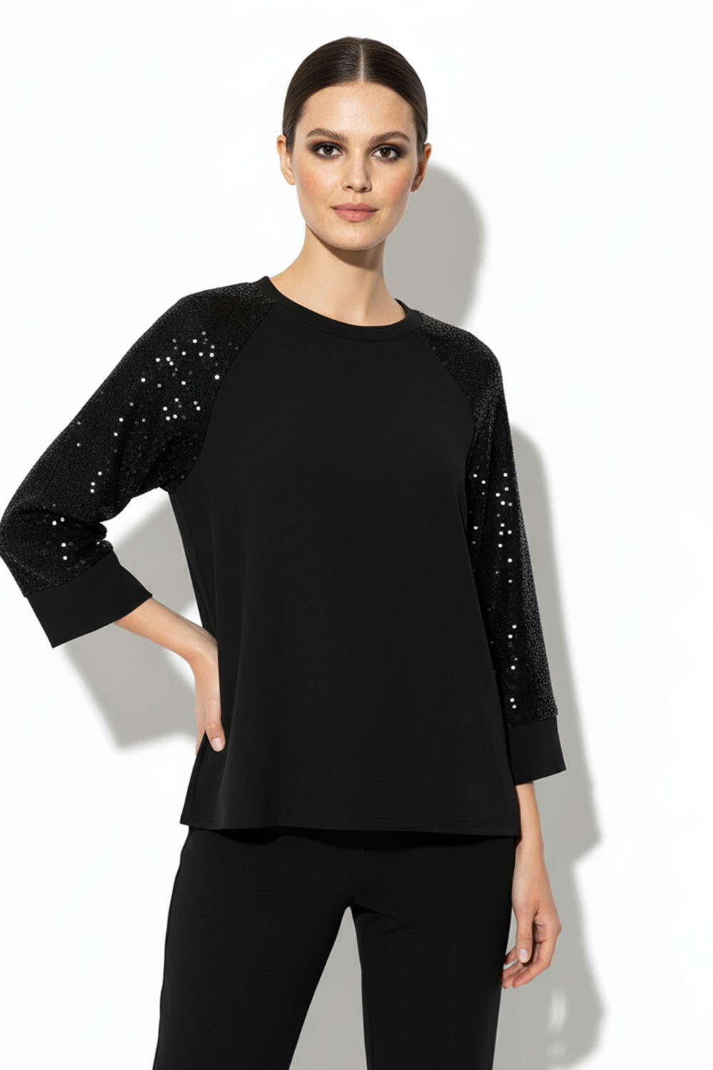 Μπλούζα μαύρη με παγιέτες στα μανίκια
