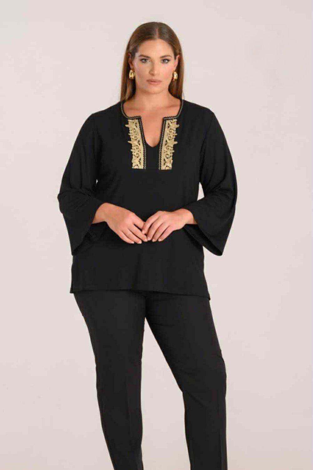 Μπλούζα μαύρη με χρυσό κέντημα plus size