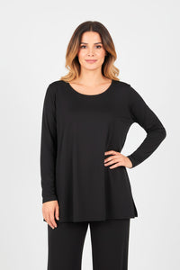 Μαύρη μακρυμάνικη μπλούζα σε άνετη γραμμή Α με στρογγυλή λαιμόκοψη, φωτογραφημένη σε μοντέλο