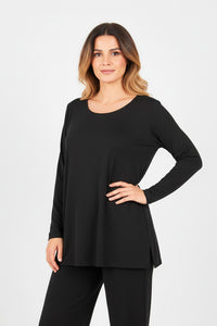 Μαύρη μακρυμάνικη μπλούζα σε άνετη γραμμή Α με στρογγυλή λαιμόκοψη, φωτογραφημένη σε μοντέλο