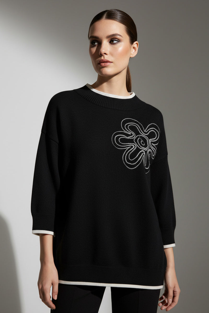 Μαύρη πλεκτή μπλούζα με ανάγλυφο λευκό λουλούδι και μανίκι 3/4 από την Ellisargi Boutique. Minimal και κομψή για καθημερινό στιλ.