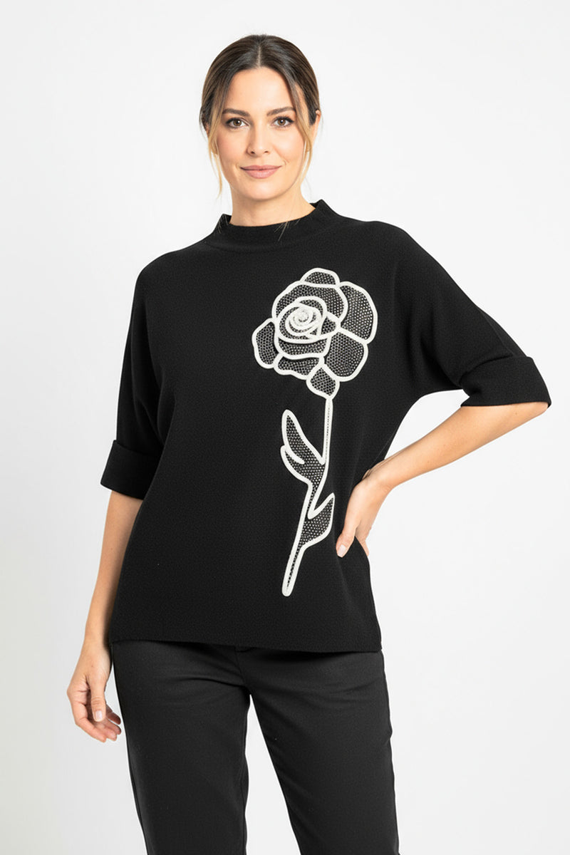 Μαύρη μπλούζα one size με λευκό λουλούδι μπροστά, άνετη γραμμή, καλύπτει στήθος έως 120 εκ.