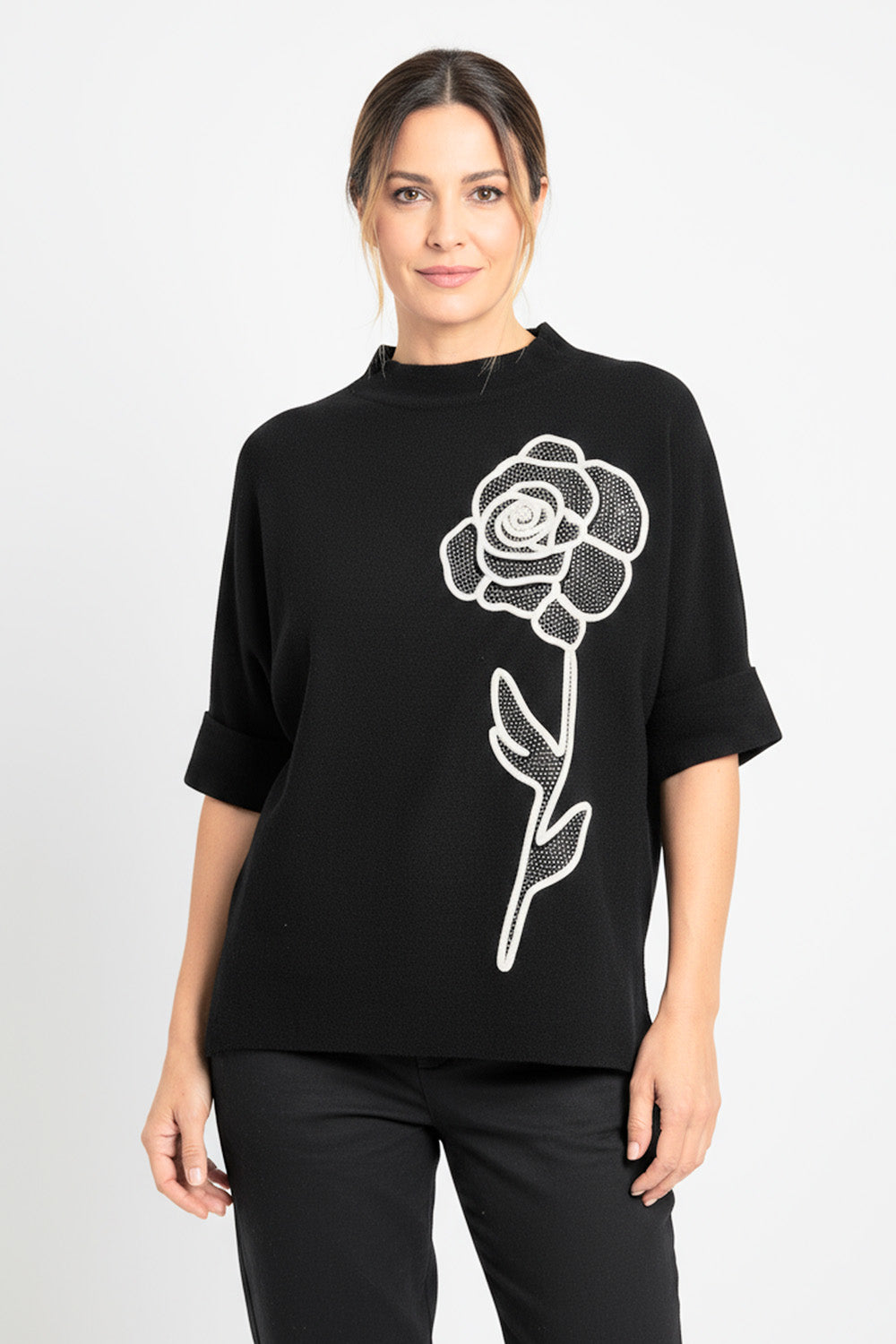 Μαύρη μπλούζα one size με λευκό λουλούδι μπροστά, άνετη γραμμή, καλύπτει στήθος έως 120 εκ.