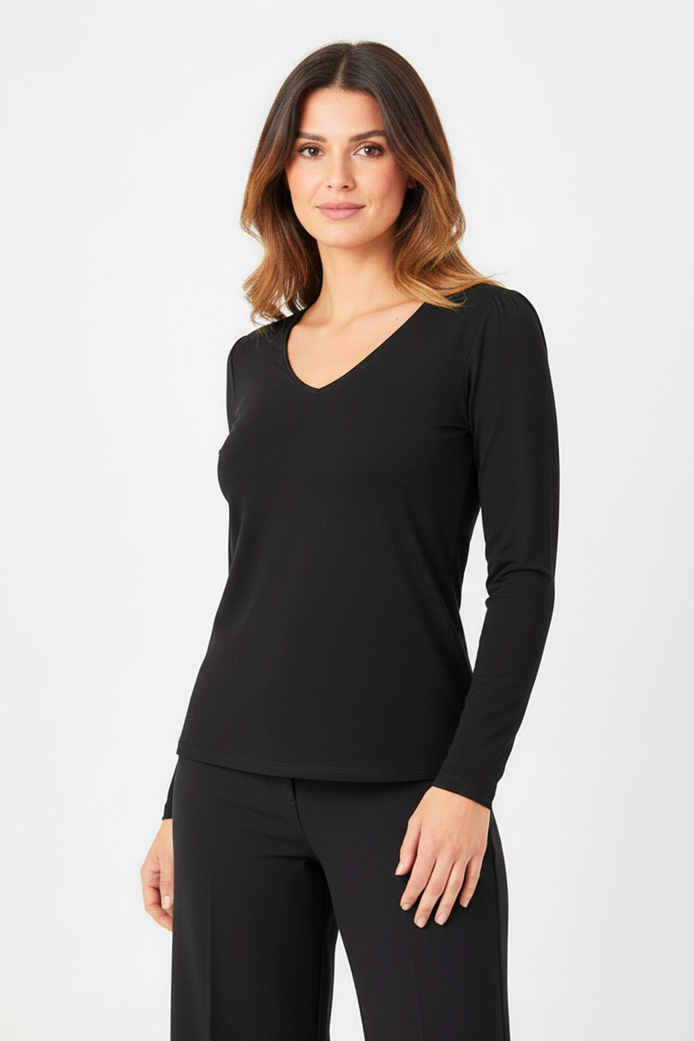 Μαύρη μακρυμάνικη μπλούζα με V-λαιμόκοψη, σε ίσια εφαρμογή, φορεμένη από μοντέλο.