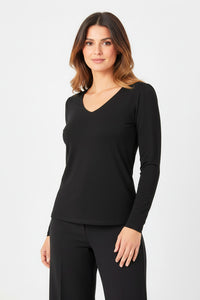 Μαύρη μακρυμάνικη μπλούζα με V-λαιμόκοψη, σε ίσια εφαρμογή, φορεμένη από μοντέλο.
