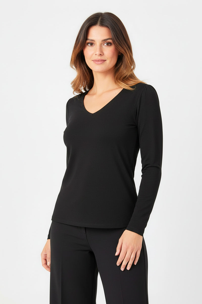 Μαύρη μακρυμάνικη μπλούζα με V-λαιμόκοψη, σε ίσια εφαρμογή, φορεμένη από μοντέλο.