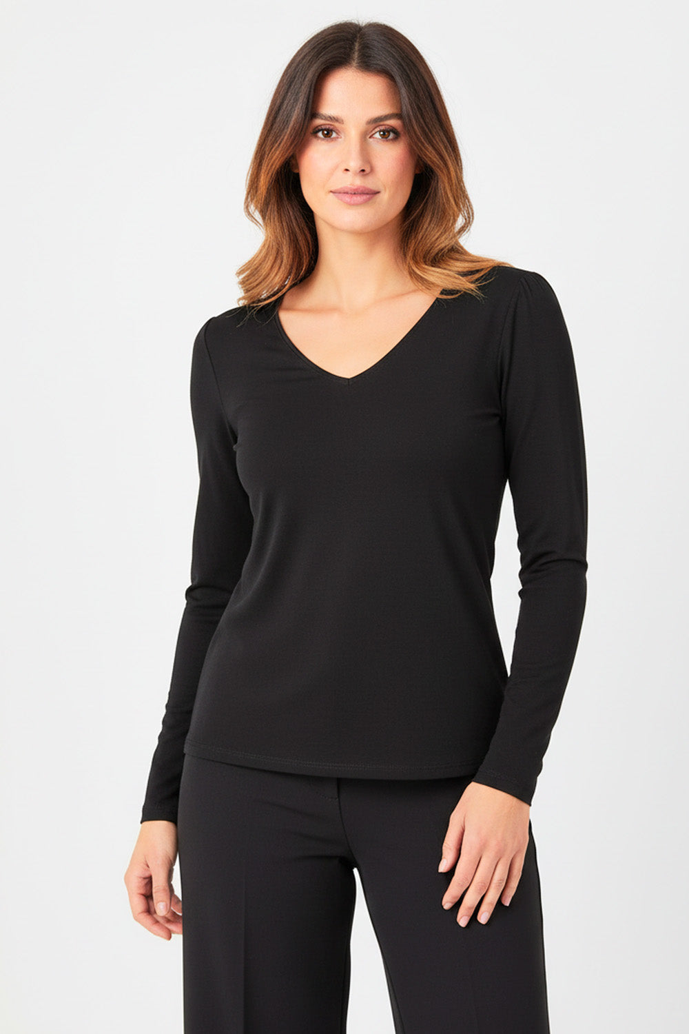 Μαύρη μακρυμάνικη μπλούζα με V-λαιμόκοψη, σε ίσια εφαρμογή, φορεμένη από μοντέλο.