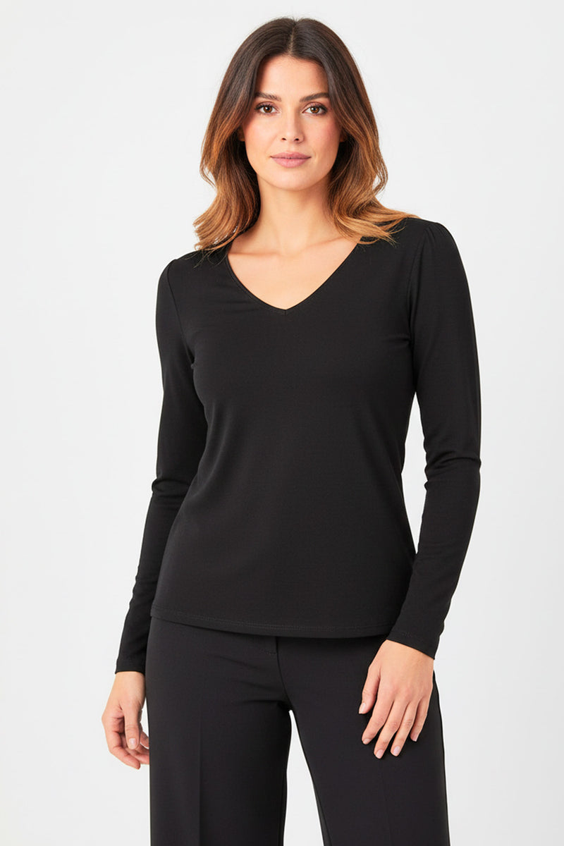 Μαύρη μακρυμάνικη μπλούζα με V-λαιμόκοψη, σε ίσια εφαρμογή, φορεμένη από μοντέλο.