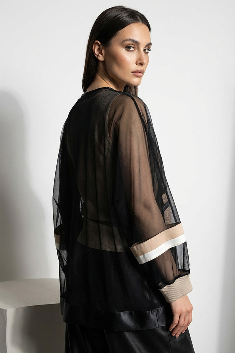 Μπλούζα με patch λεπτομέρειες στο μπροστινό μέρος και διάφανα μανίκια, φορεμένη από μοντέλο.