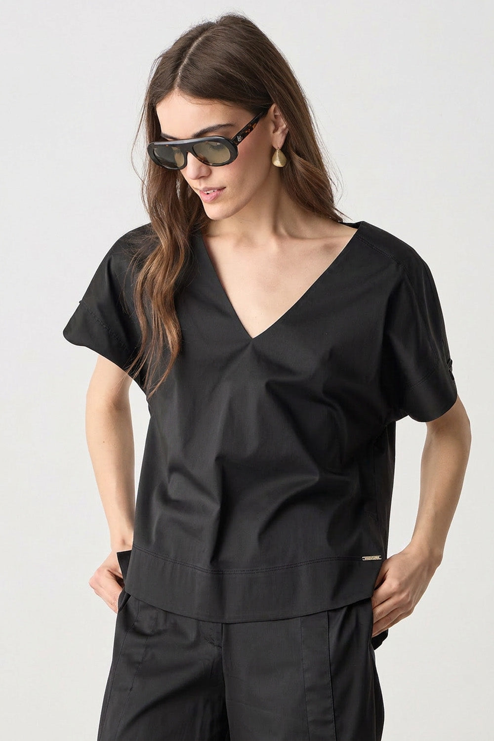 Κοντομάνικη Μπλούζα Ποπλίνα με V Λαιμόκοψη Μαύρη