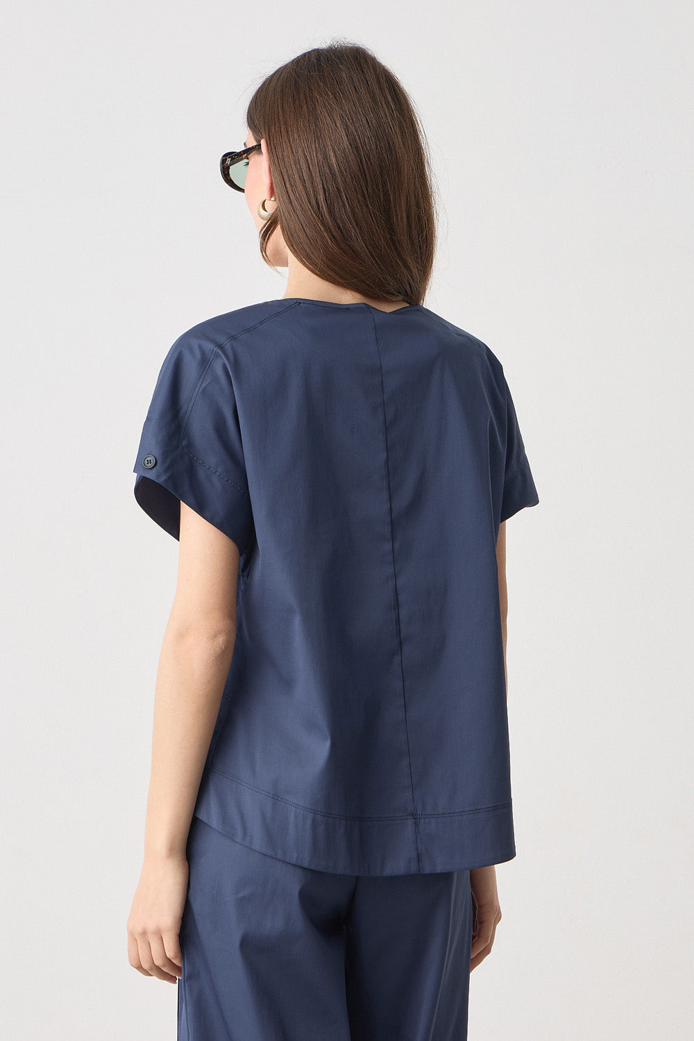 Κοντομάνικη μπλούζα ποπλίνα σε μπλε χρώμα με V λαιμόκοψη και χαλαρή γραμμή