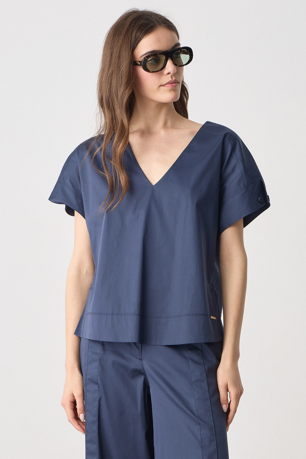 Κοντομάνικη μπλούζα ποπλίνα σε μπλε χρώμα με V λαιμόκοψη και χαλαρή γραμμή