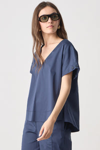 Κοντομάνικη μπλούζα ποπλίνα σε μπλε χρώμα με V λαιμόκοψη και χαλαρή γραμμή
