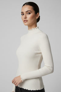Εκρού πλεκτή ριπ μπλούζα με ψηλό λαιμό και κυματιστά τελειώματα σε εφαρμοστή γραμμή.
