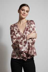 Σατέν μπλούζα ροζ-σαμπανί με μπορντό φλοράλ σχέδιο, V λαιμόκοψη και βολάν