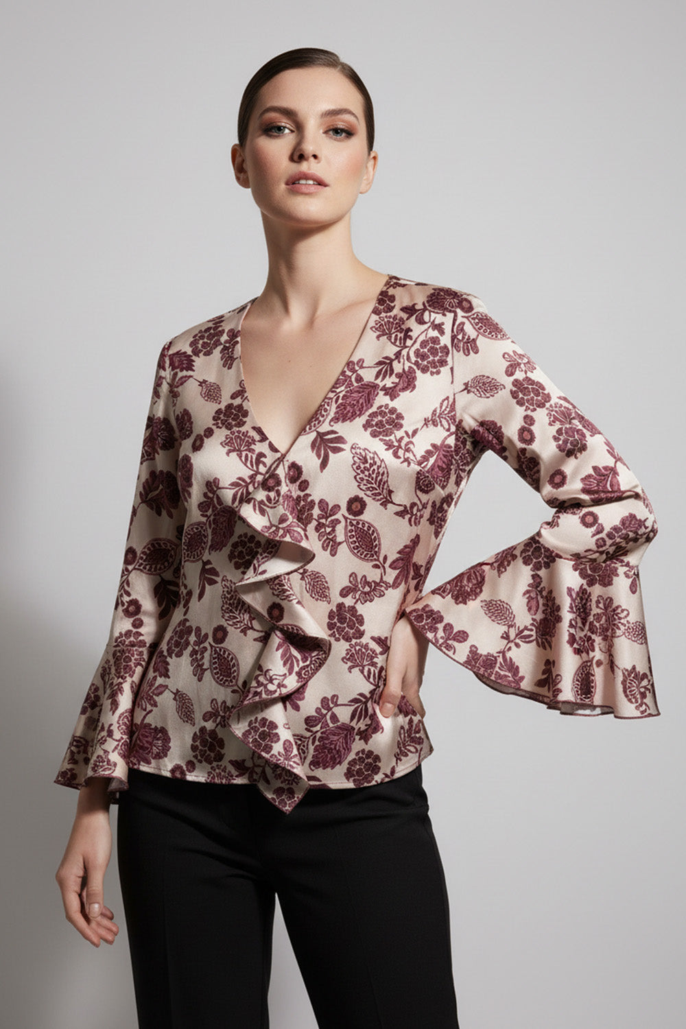 Σατέν μπλούζα ροζ-σαμπανί με μπορντό φλοράλ σχέδιο, V λαιμόκοψη και βολάν