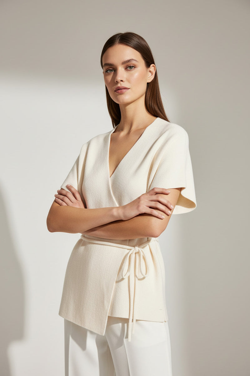 Εκρού μπλούζα-ζακέτα με σταυρωτό σχέδιο, V λαιμόκοψη και ζώνη στη μέση σε άνετη γραμμή.