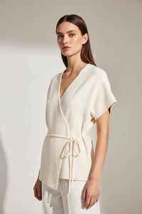 Εκρού μπλούζα-ζακέτα με σταυρωτό σχέδιο, V λαιμόκοψη και ζώνη στη μέση σε άνετη γραμμή.