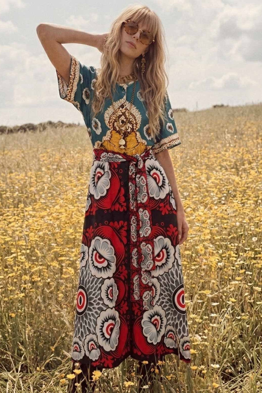 Πολύχρωμο μάξι boho φόρεμα με ethnic floral print, κοντό μανίκι και ζώνη στη μέση.