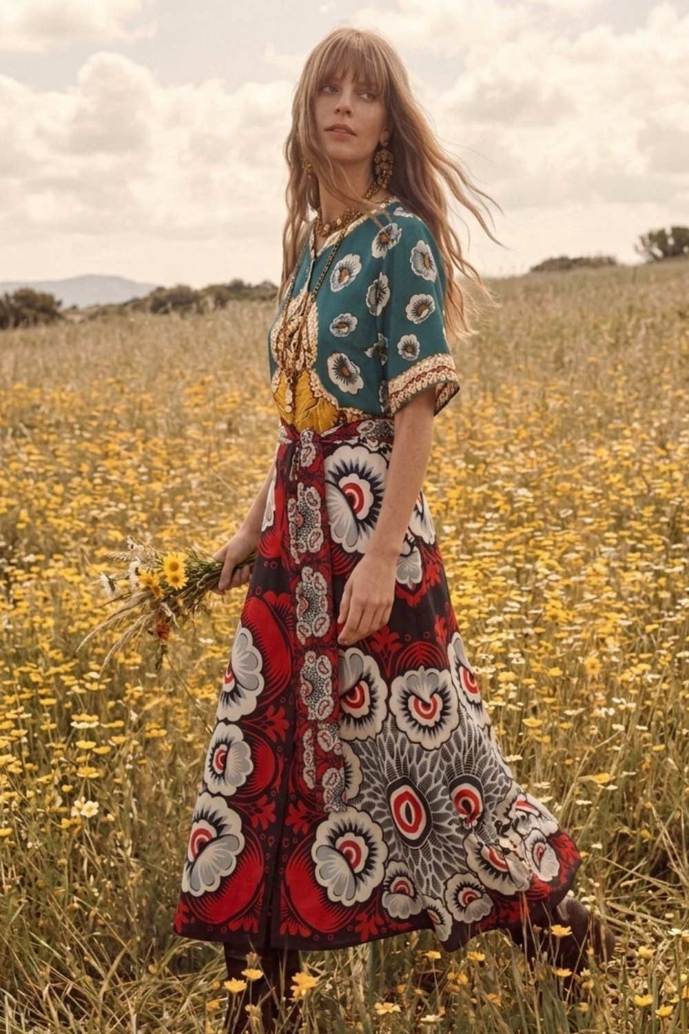 Πολύχρωμο μάξι boho φόρεμα με ethnic floral print, κοντό μανίκι και ζώνη στη μέση.