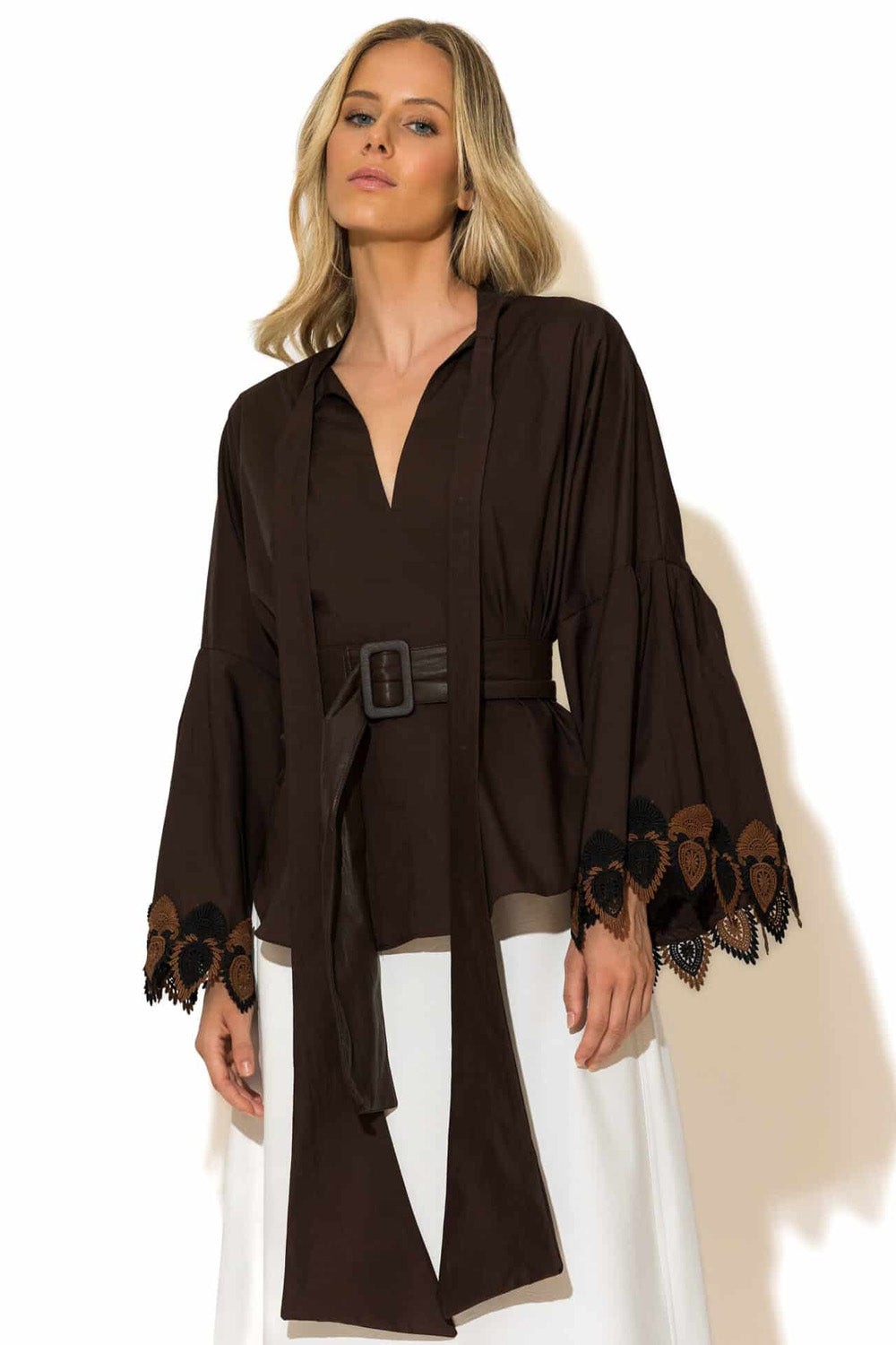 Μοντέλο με καφέ boho πουκάμισο και φαρδιά μανίκια