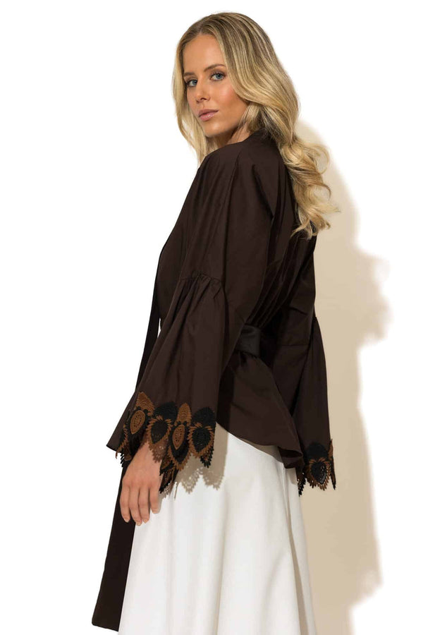 Καφέ πουκάμισο με ζώνη και bohemian λεπτομέρειες