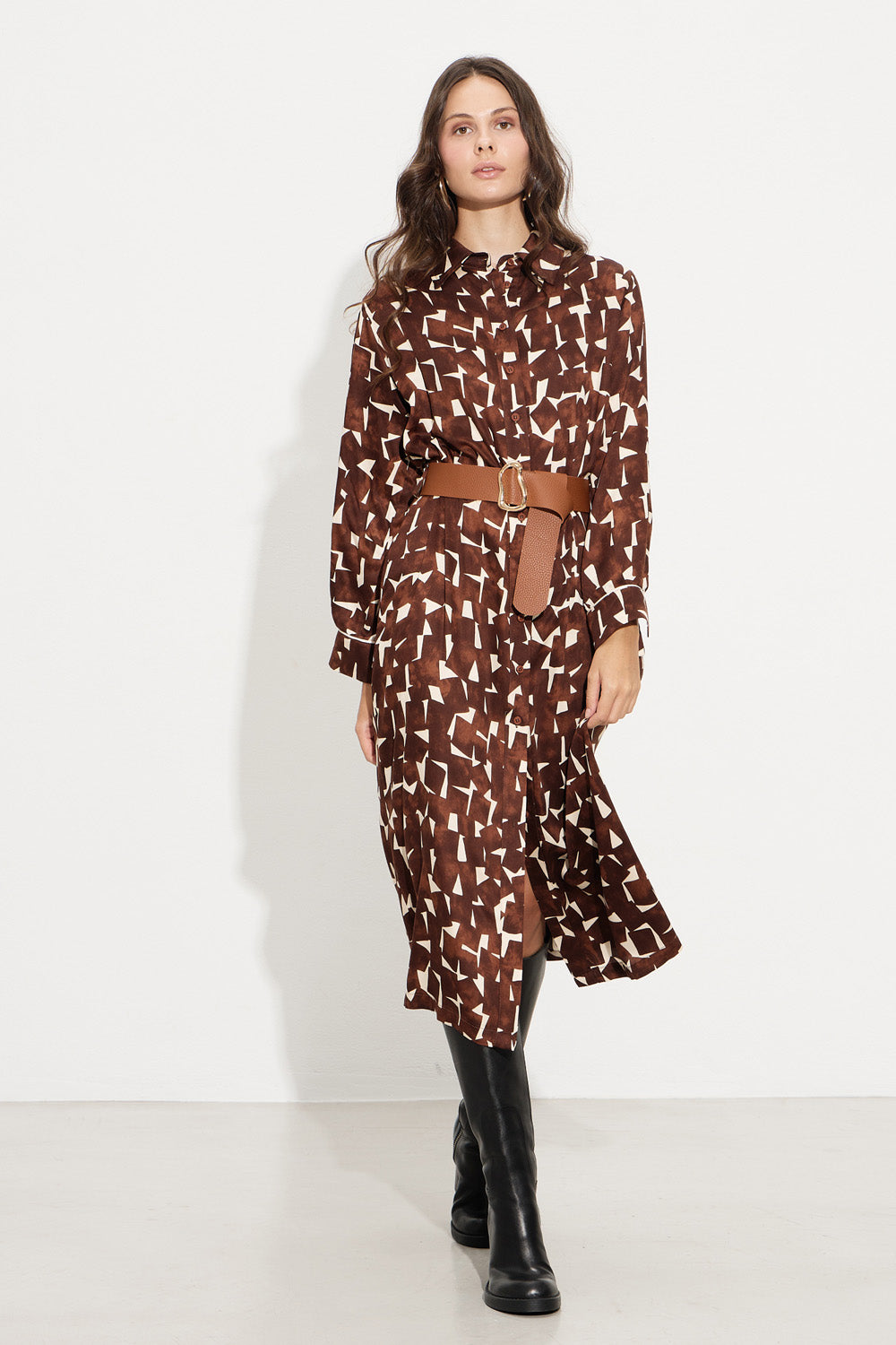 Καφέ midi φόρεμα πουκαμίσο με γεωμετρικό print και ζώνη στη μέση από την Ellisargi Boutique