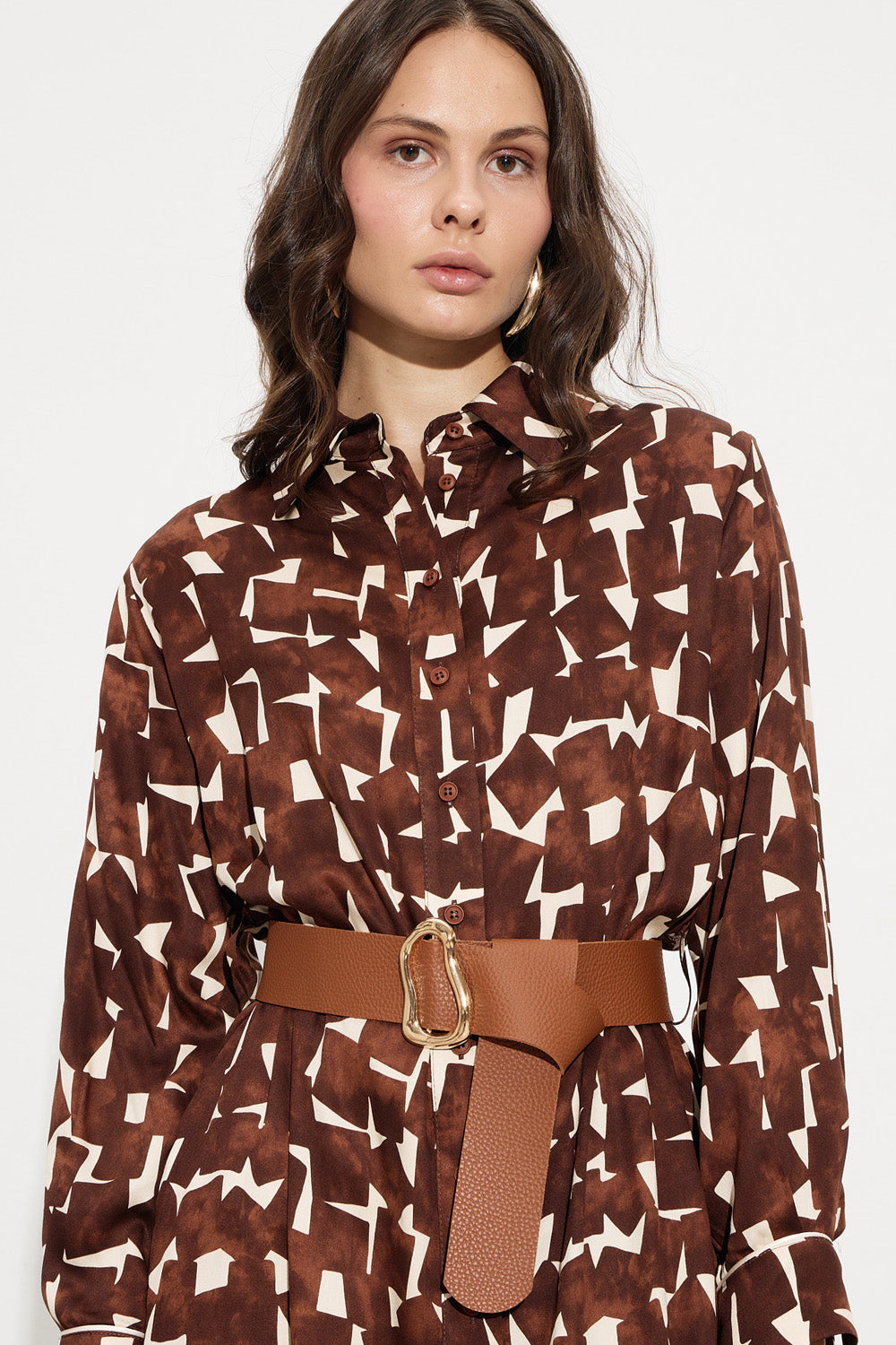 Καφέ midi φόρεμα πουκαμίσο με γεωμετρικό print και ζώνη στη μέση από την Ellisargi Boutique