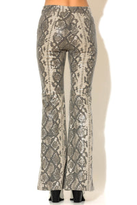 Ψηλόμεσο παντελόνι καμπάνα snake print C-THROU