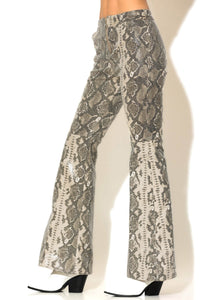 Ψηλόμεσο παντελόνι καμπάνα C-THROU σε snake print