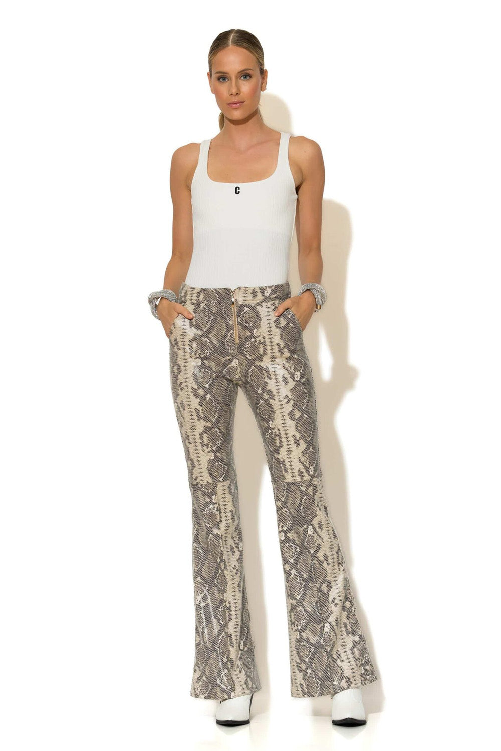 Ψηλόμεσο παντελόνι καμπάνα C-THROU σε snake print