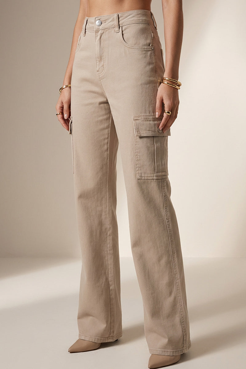 Γυναικείο μπεζ cargo παντελόνι με ίσια γραμμή και πλαϊνές τσέπες, φορεμένο σε μοντέλο.