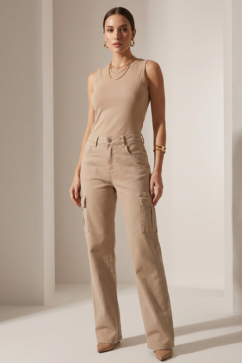 Γυναικείο μπεζ cargo παντελόνι με ίσια γραμμή και πλαϊνές τσέπες, φορεμένο σε μοντέλο.