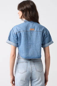 Ανοιχτό μπλε cropped denim πουκάμισο με διακριτική γραμμή στρας πάνω από τις τσέπες