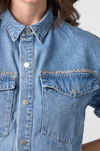 Ανοιχτό μπλε cropped denim πουκάμισο με διακριτική γραμμή στρας πάνω από τις τσέπες