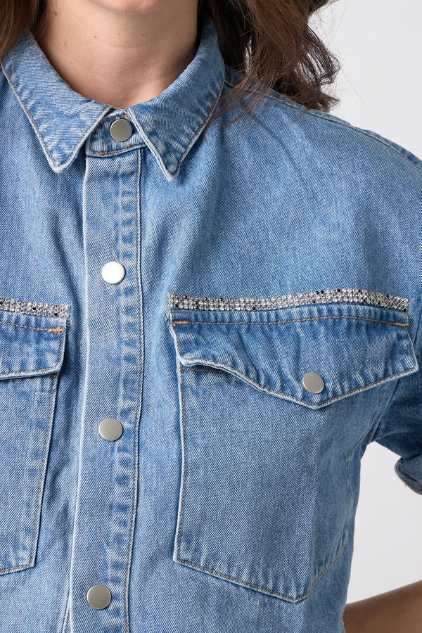 Ανοιχτό μπλε cropped denim πουκάμισο με διακριτική γραμμή στρας πάνω από τις τσέπες