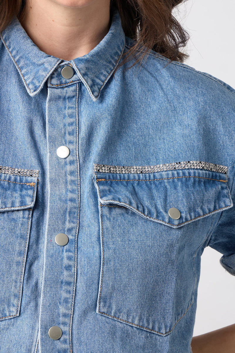 Ανοιχτό μπλε cropped denim πουκάμισο με διακριτική γραμμή στρας πάνω από τις τσέπες
