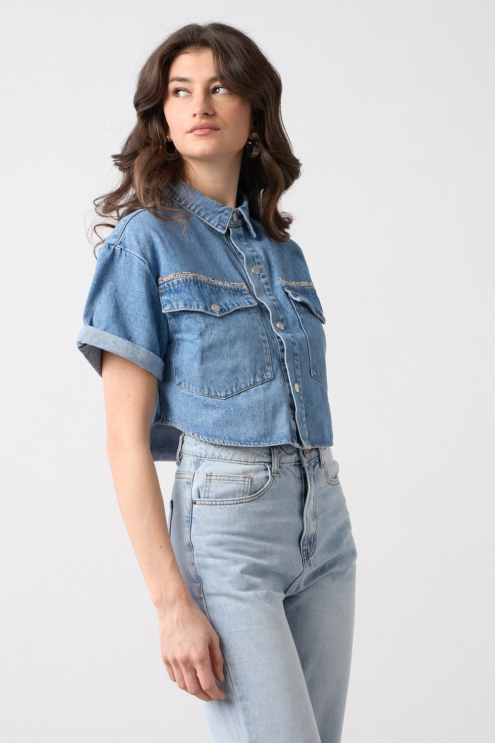 Ανοιχτό μπλε cropped denim πουκάμισο με διακριτική γραμμή στρας πάνω από τις τσέπες