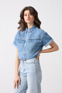 Ανοιχτό μπλε cropped denim πουκάμισο με διακριτική γραμμή στρας πάνω από τις τσέπες