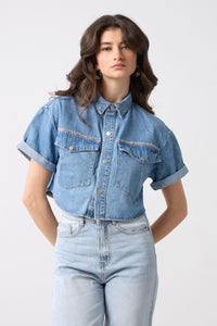 Ανοιχτό μπλε cropped denim πουκάμισο με διακριτική γραμμή στρας πάνω από τις τσέπες