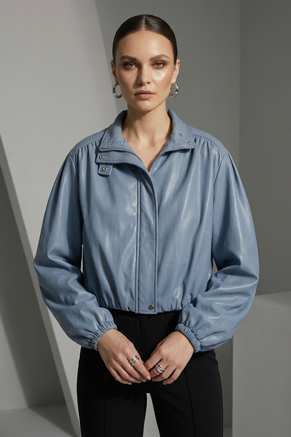 Γυναικείο cropped jacket γαλάζιο με υφή δέρματος, φερμουάρ και σούρα από Ellisargi Boutique