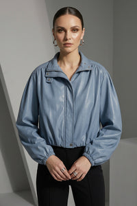 Γυναικείο cropped jacket γαλάζιο με υφή δέρματος, φερμουάρ και σούρα από Ellisargi Boutique