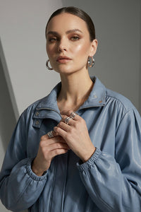 Γυναικείο cropped jacket γαλάζιο με υφή δέρματος, φερμουάρ και σούρα από Ellisargi Boutique