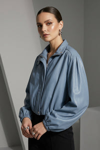 Γυναικείο cropped jacket γαλάζιο με υφή δέρματος, φερμουάρ και σούρα από Ellisargi Boutique