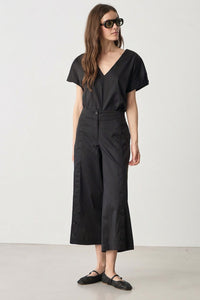 Μαύρο cropped παντελόνι ποπλίνα με ίσια γραμμή και κουμπιά στο πλάι σε minimal στυλ