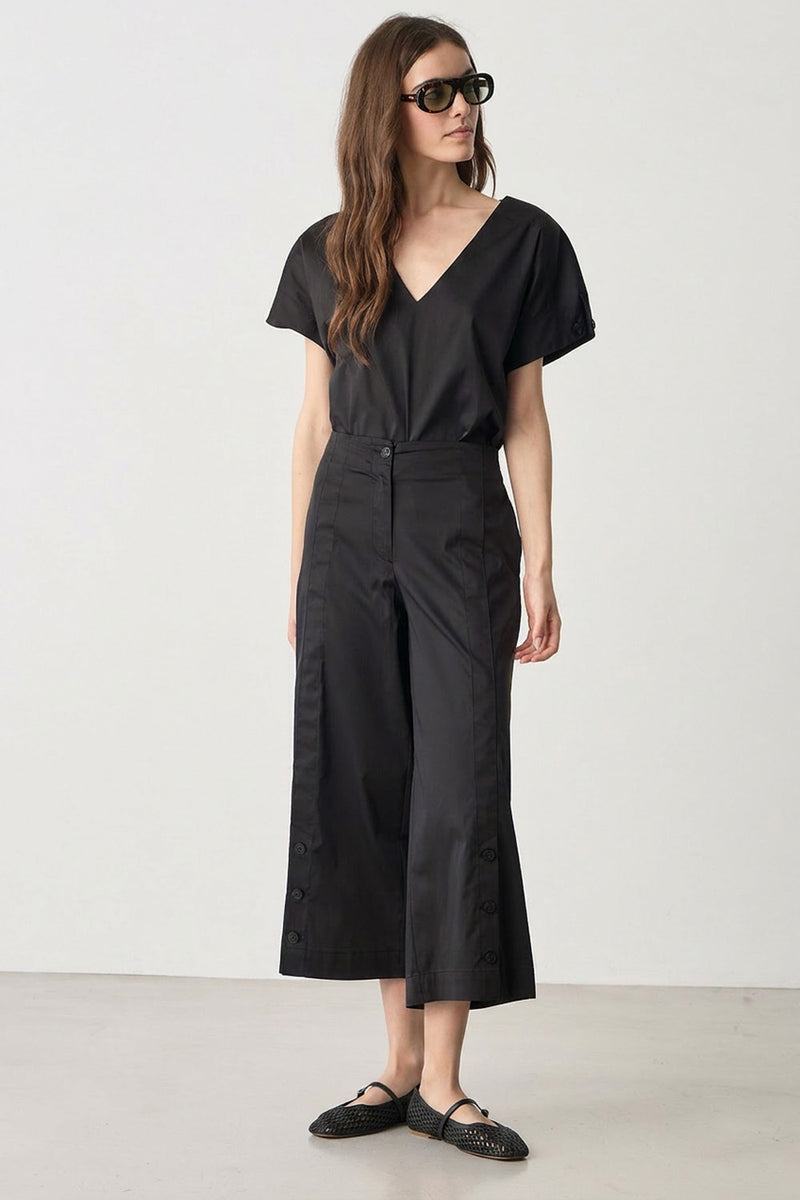 Μαύρο cropped παντελόνι ποπλίνα με ίσια γραμμή και κουμπιά στο πλάι σε minimal στυλ