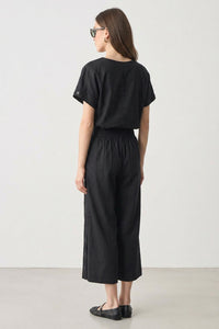 Μαύρο cropped παντελόνι ποπλίνα με ίσια γραμμή και κουμπιά στο πλάι σε minimal στυλ