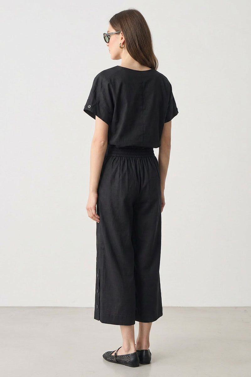 Μαύρο cropped παντελόνι ποπλίνα με ίσια γραμμή και κουμπιά στο πλάι σε minimal στυλ