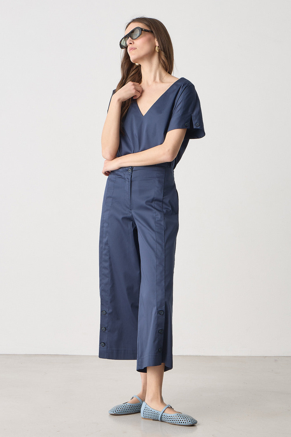 Cropped παντελόνι ποπλίνα μπλε με ίσια γραμμή και διακοσμητικά κουμπιά στο πλάι